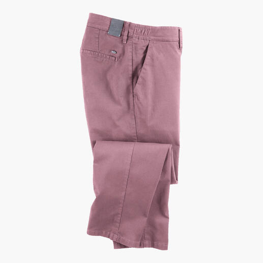 Rozenhoutkleurige chino broek in gevouwen positie, toont de zakken en stiksels.