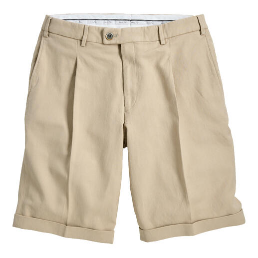 Bermuda met plooi in beige, casual en elegant, op een neutrale ondergrond.