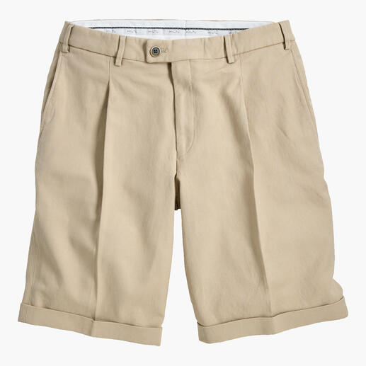 Bermuda met plooi in beige, casual en elegant, op een neutrale ondergrond.