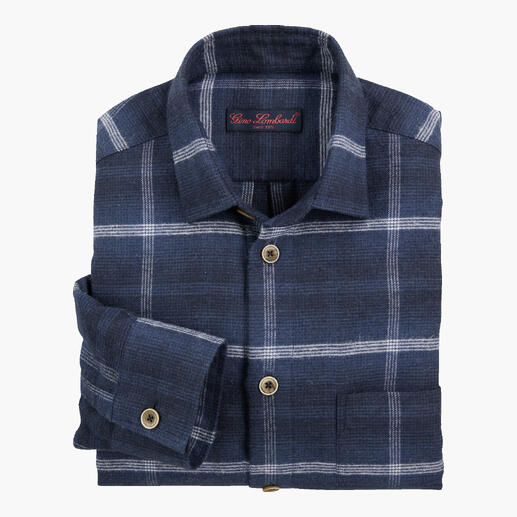 Blauw geruit hemd in gevouwen positie, toont de stofstructuur.