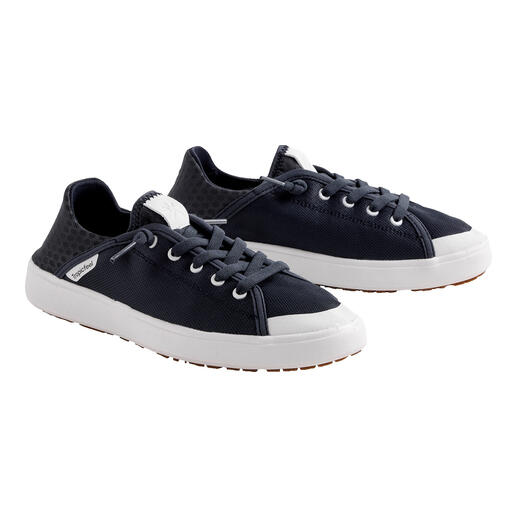 Navy sneaker met witte accenten op een witte achtergrond.