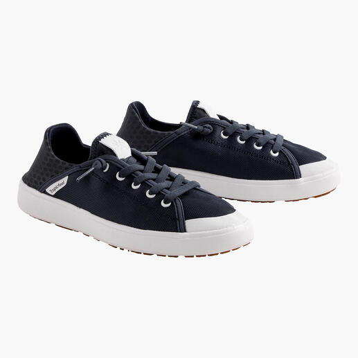 Navy sneaker met witte accenten op een witte achtergrond.