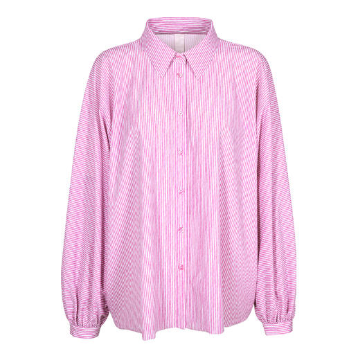 Roze gestreepte blouse voor vrouwen, op een witte achtergrond.