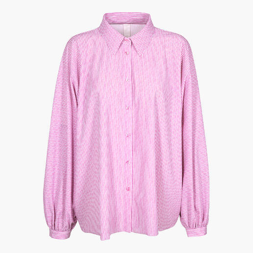 Roze gestreepte blouse voor vrouwen, op een witte achtergrond.