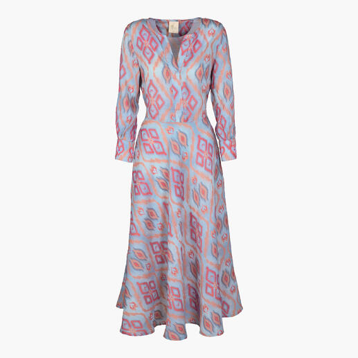 Kleurrijke Ikat-jurk met lange mouwen op een witte achtergrond.