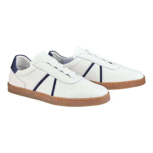 Witte en blauwe slip-on schoenen met minimalistisch ontwerp.