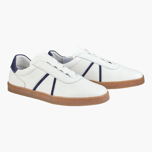 Witte en blauwe slip-on schoenen met minimalistisch ontwerp.