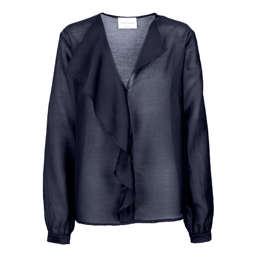 Donkerblauw lyocell-musselin blouse met een casual snit en gedrapeerde kraag op een witte achtergrond.