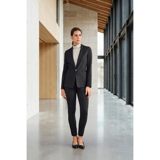 Stijlvolle stretch blazer in zwart van Vicario, model staat.