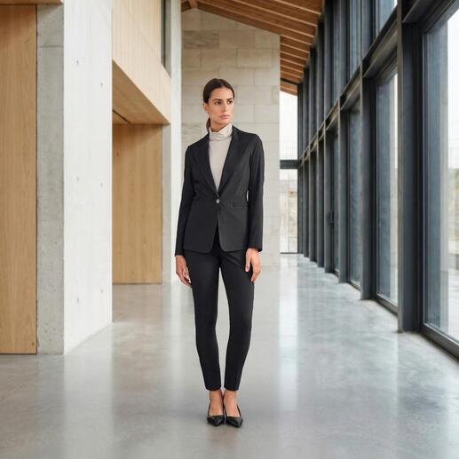 Stijlvolle stretch blazer in zwart van Vicario, model staat.