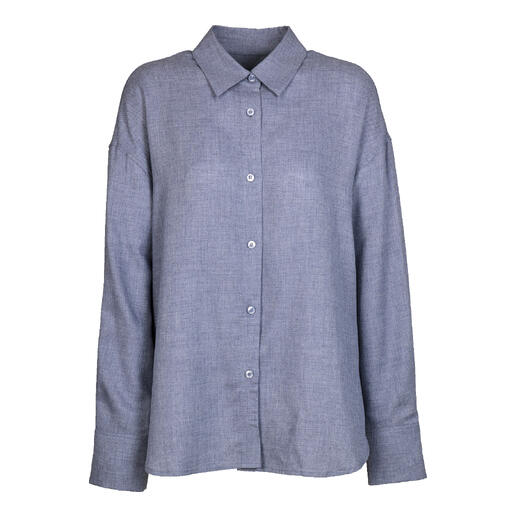 Blauwe blouse met doorlopende knoopsluiting en lange mouwen.