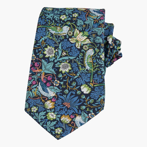 Blauwe stropdas met vogelmotief en bloemendecoraties op een donkere achtergrond.