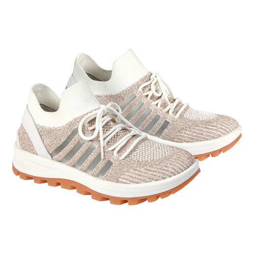 Witte sneakers met veters met grijze accenten op een witte achtergrond.