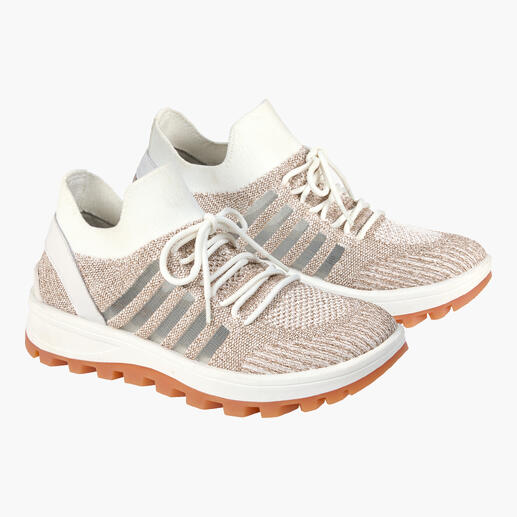 Witte sneakers met veters met grijze accenten op een witte achtergrond.