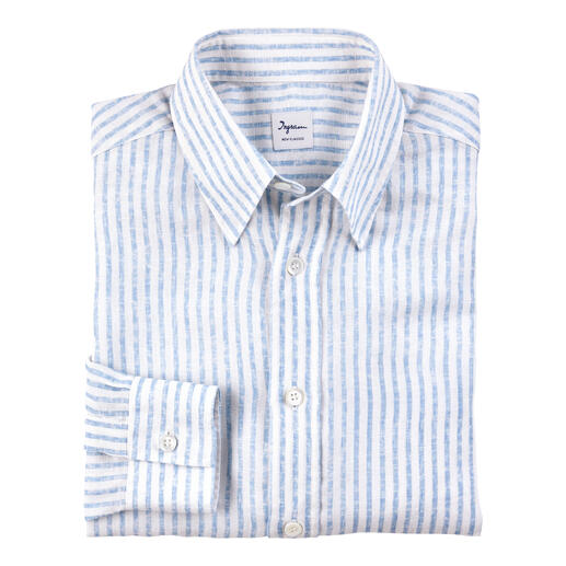 Wit-blauw gestreept lyocell-linnenhemd op een witte achtergrond.
