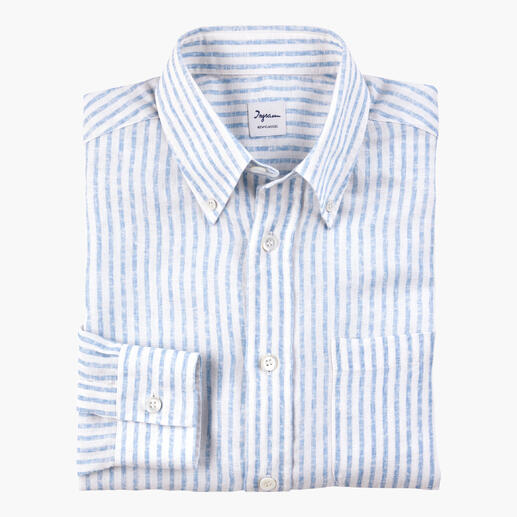 Wit-blauw gestreept lyocell-linnenhemd op een witte achtergrond.