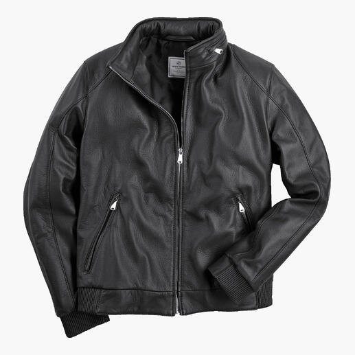 Zwarte leren jack met staande kraag en zijzakken met rits.