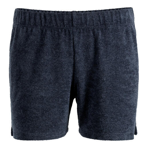 Donkerblauwe frottee-shorts met een elastische tailleband en zijsplitten op een witte achtergrond.