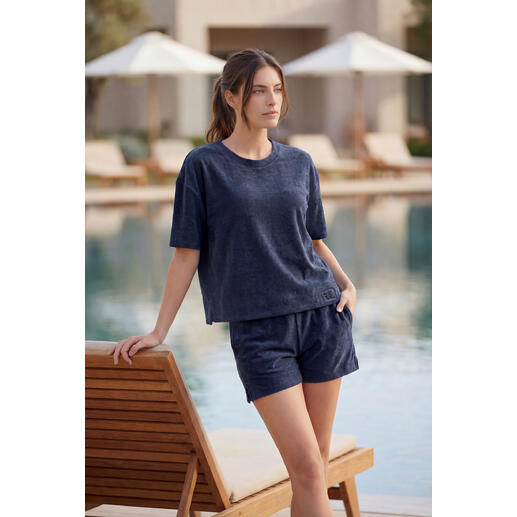 Donkerblauw frotté T-shirt, maat 36, gedragen door een vrouw aan het zwembad.
