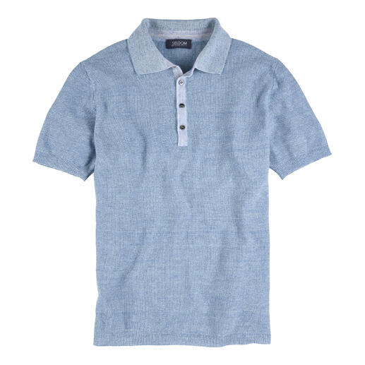 Donkerblauwe gebreide polo met korte knoopsluiting.