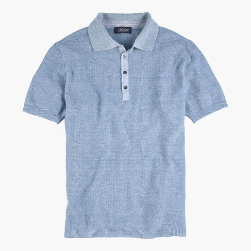 Donkerblauwe gebreide polo met korte knoopsluiting.
