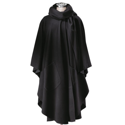Zwarte cape mantel hangt aan een kledinghanger, eenvoudig ontwerp.