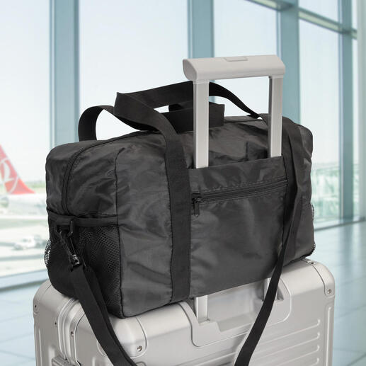 Exclusieve opvouwbare reistas op een koffer in de luchthaven.