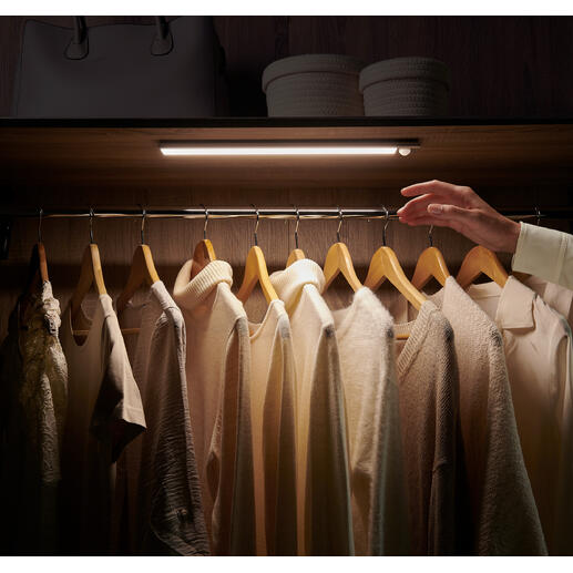 Acculichtbalk in een kast, verlicht kleding.