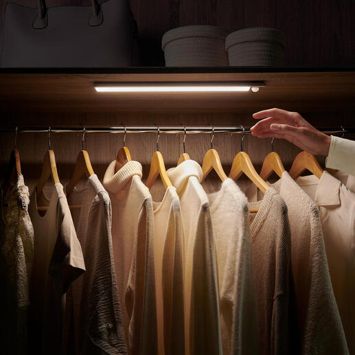 Acculichtbalk in een kast, verlicht kleding.