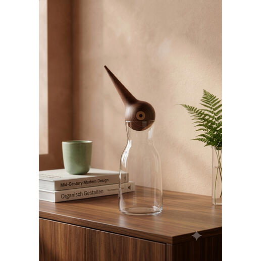 Houten vogelobject met een fles.