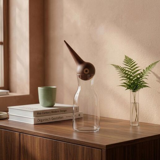 Houten vogelobject met een fles.