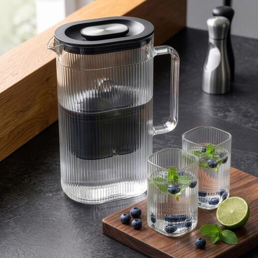 Waterfilterkaraf met extra glas en verse kruiden.