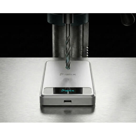 Zilveren safety powerbank wordt bewerkt door een boormachine.