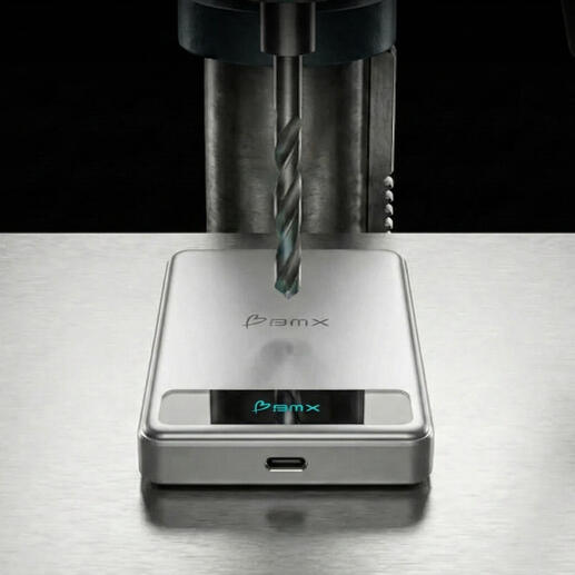 Zilveren safety powerbank wordt bewerkt door een boormachine.