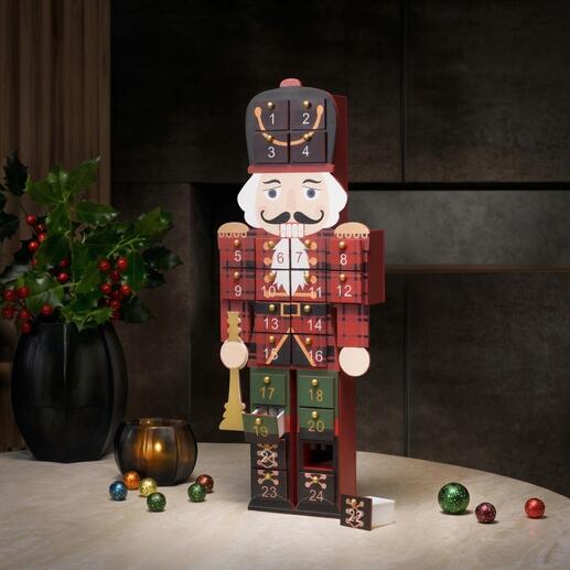 Adventskalender in de vorm van een notenkraker, versierd met genummerde deurtjes.