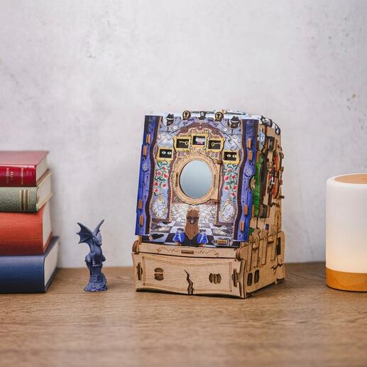 CluePuzzle - Wonderbox of Alice op een tafel met boeken.