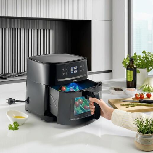 Airfryer met KI-technologie in een moderne keuken, voedsel wordt voorbereid.
