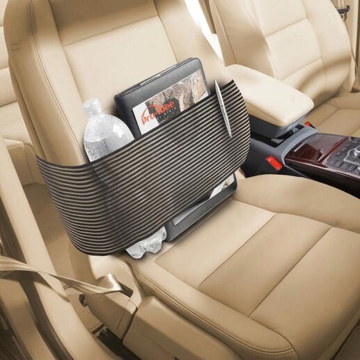 Ordeningsgordel in de auto op de opbergvakken met een waterfles en tablet.