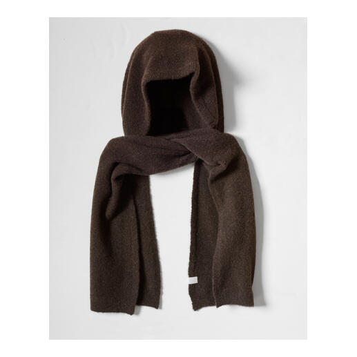 Kapuchonsjaal van yak-alpaca stof in koffiekleur op een witte achtergrond.