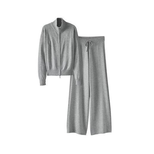 Grijs kasjmier pak bestaande uit een jas en een broek op een witte achtergrond.