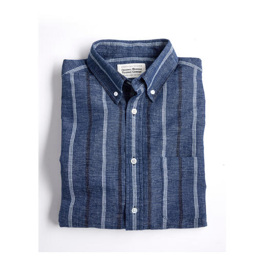 Geplooid hennep-chambray shirt op een witte achtergrond.