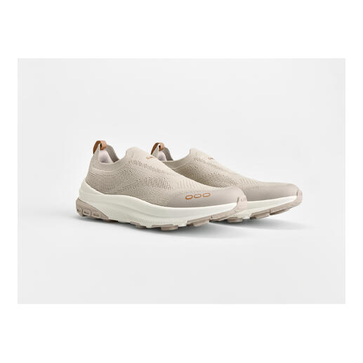 Twee beige GNL mesh sneakers op een lichte achtergrond.