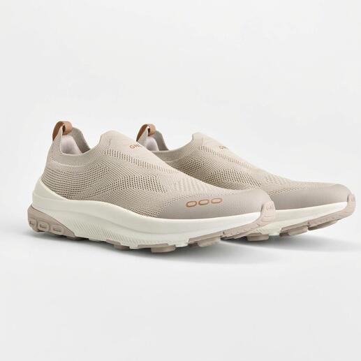 Twee beige GNL mesh sneakers op een lichte achtergrond.