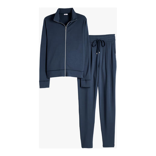 Grijze modal jas en broek op een witte achtergrond.
