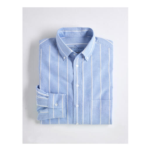 Vouw van een blauw-wit gestreept oxford overhemd op een witte achtergrond.