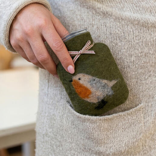 Handwarmer in de vorm van een kleine warmwaterkruik met een roodborstmotief.
