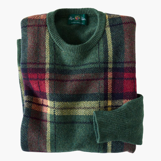 Groene tartan sweater met rood-geel patroon, gevouwen.
