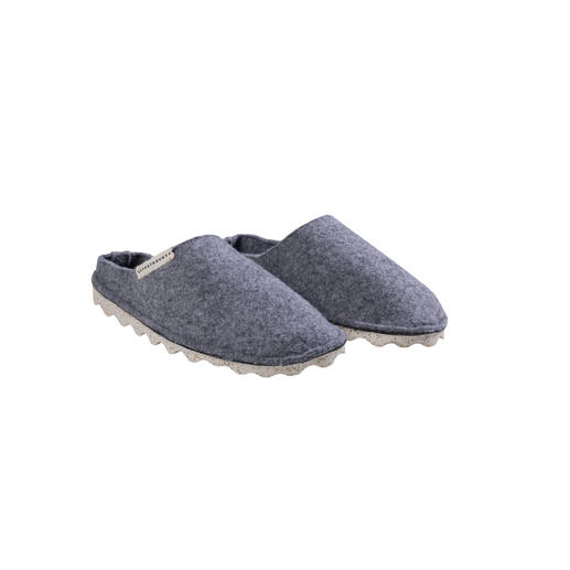 Twee vilten pantoffels in grijstinten op een witte achtergrond.