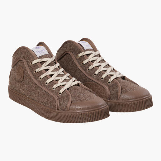 Taupe vilt sneakers met witte veters.