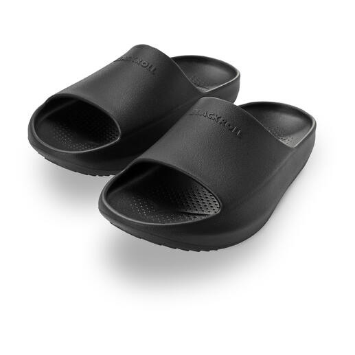 Twee zwarte slippers van Blackroll, zijaanzicht met open teen.